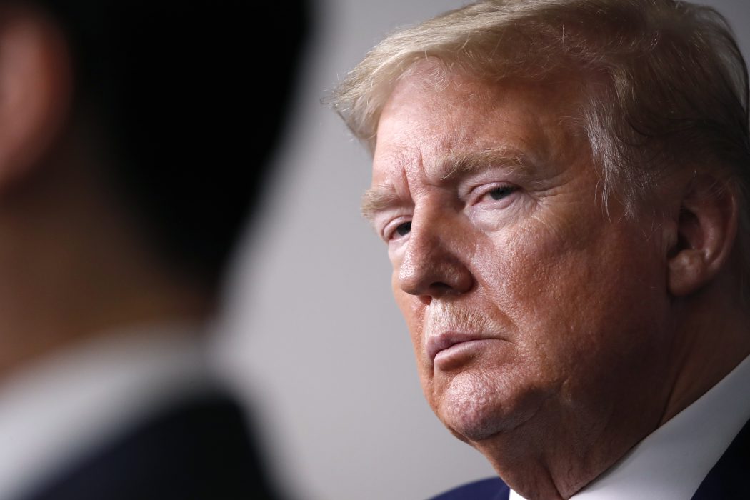 Donald Trump säger att presidentdekretet om invandringsstopp antagligen kommer att undertecknas på onsdagen, lokal tid.