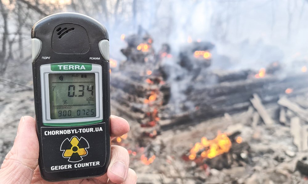 Skogen brinner runt det gamla kärnkraftverket i Tjernobyl, och geigermätaren visar höjda nivåer av radioaktivitet.