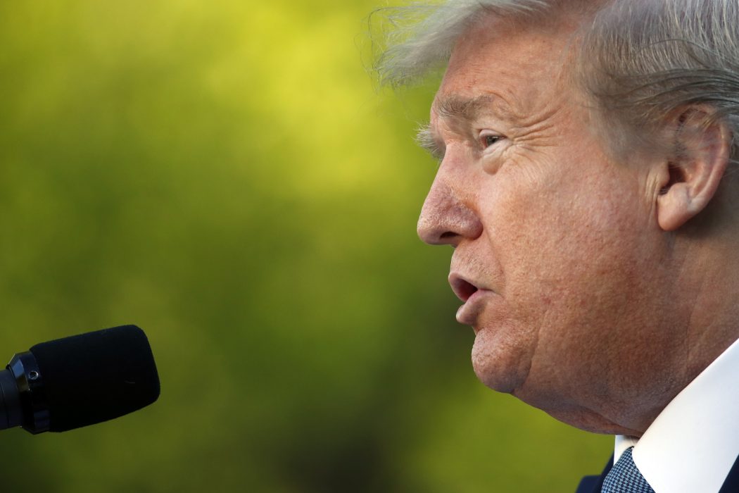Alex Brandon/AP/TTDonald Trump talar om coronaviruset i Vita husets rosenträdgård.