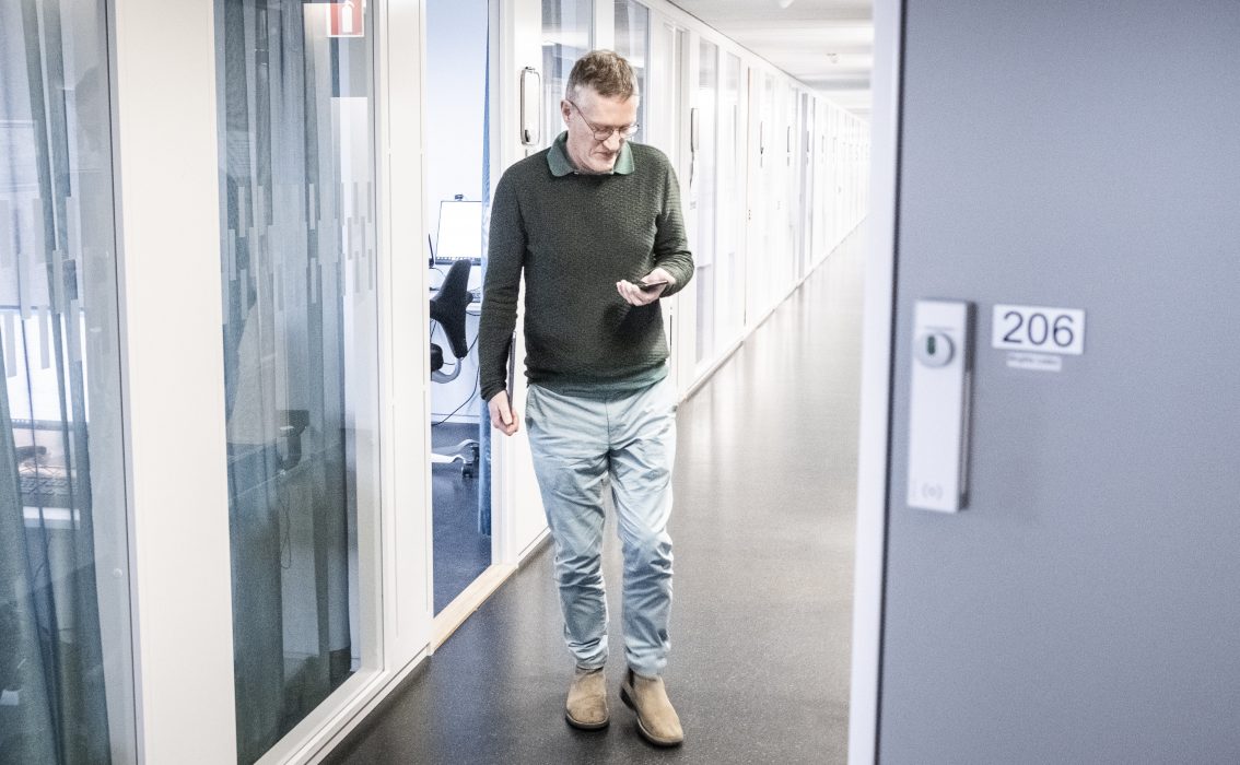 Statsepidemiolog Anders Tegnell överväger om en app kan vara till hjälp i smittspårningen.