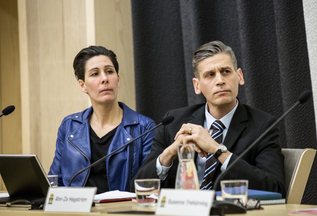 Linda Escar (till vänster) varnar för att samhället nu blir mer sårbart.