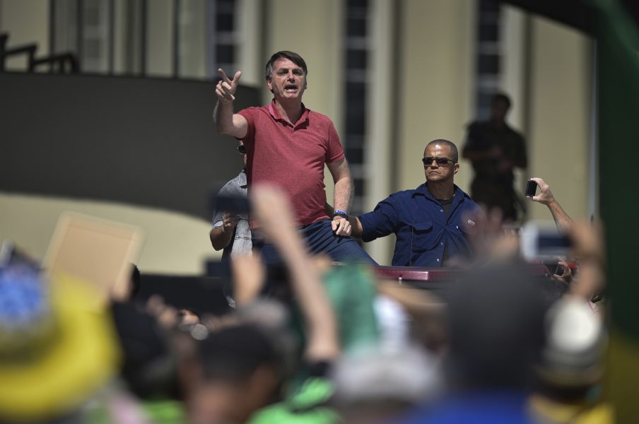 Brasiliens president Jair Bolsonaro talar till supportrar på en demonstration mot restriktioner till följd av coronaviruset.