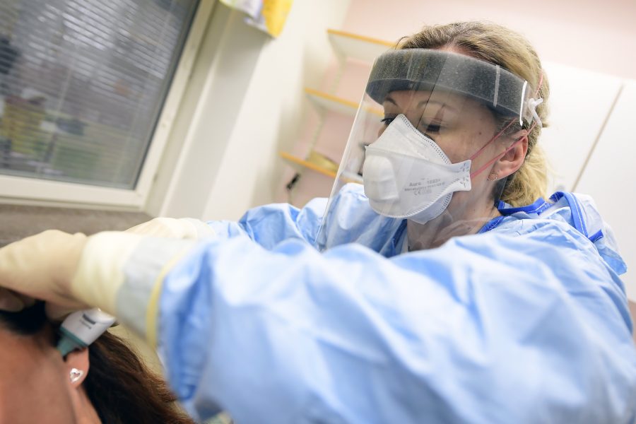 Nej, något munskydd behövs inte generellt för personal som arbetar med smittade inom äldrevården, enligt myndigheterna.