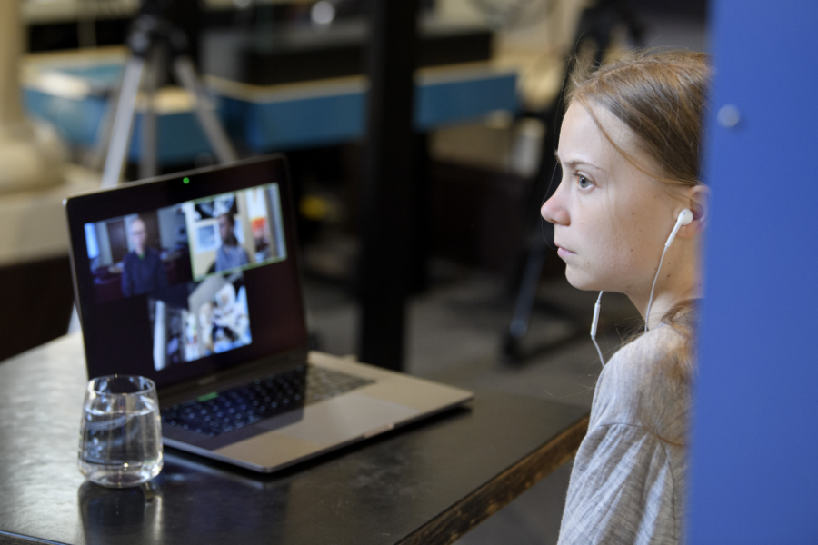 Greta Thunberg framför skärmen.