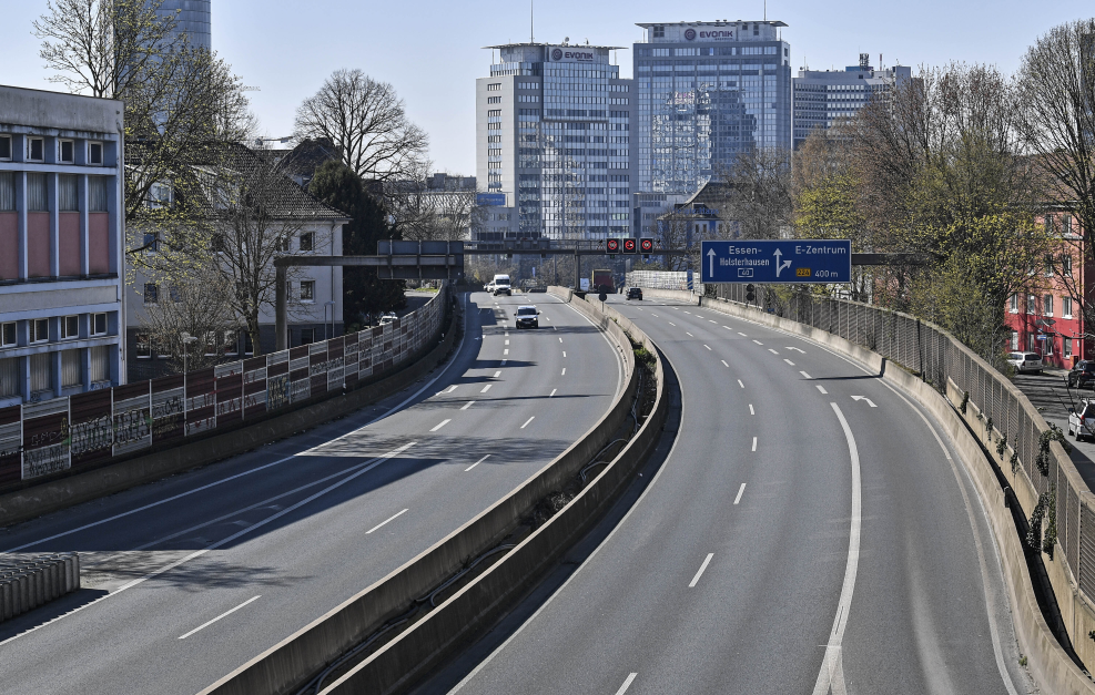 Det är färre bilar än vanligt på tyska autobahn, som här i Essen.