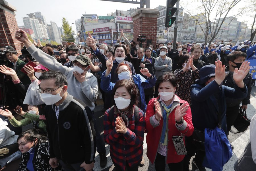 Människor som samlats för att lyssna på Lee Nak-yon, från regerande Demokratiska partiet, bär munskydd för att minska risken för smittspridning.