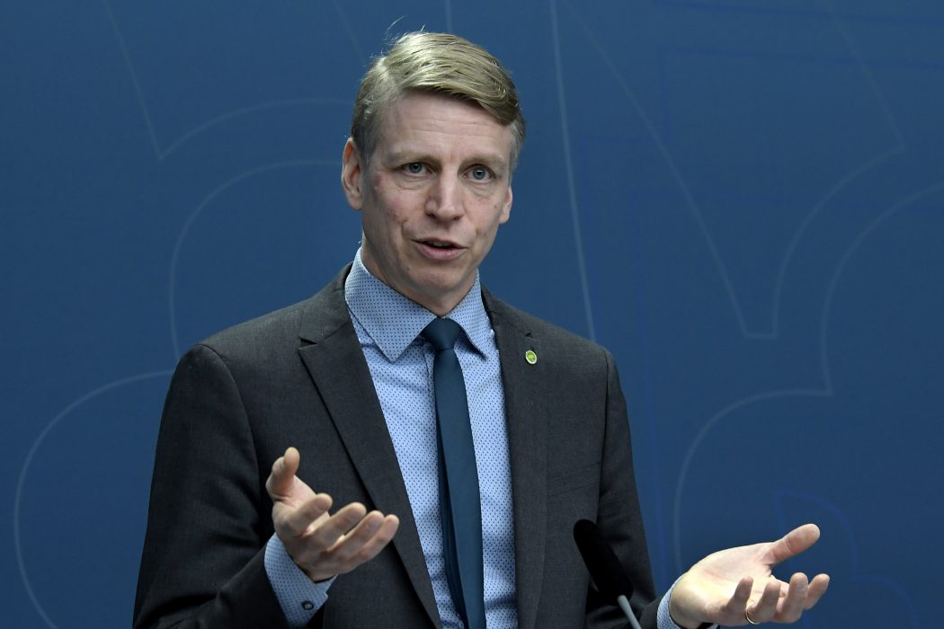 Finansmarknadsminister Per Bolund (MP) anser att bankkunder och medborgare behöver bättre information om hur lån och investeringar påverkar klimatet.