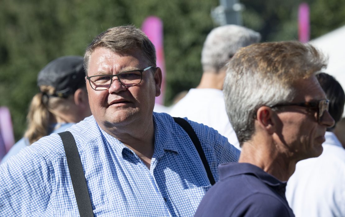 Rättegången mot Sverigedemokraternas EU-parlamentariker Peter Lundgren skjuts upp.