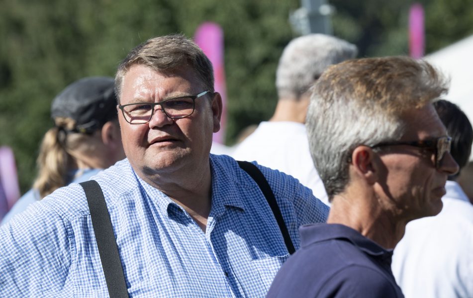 Rättegången mot Sverigedemokraternas EU-parlamentariker Peter Lundgren skjuts upp.