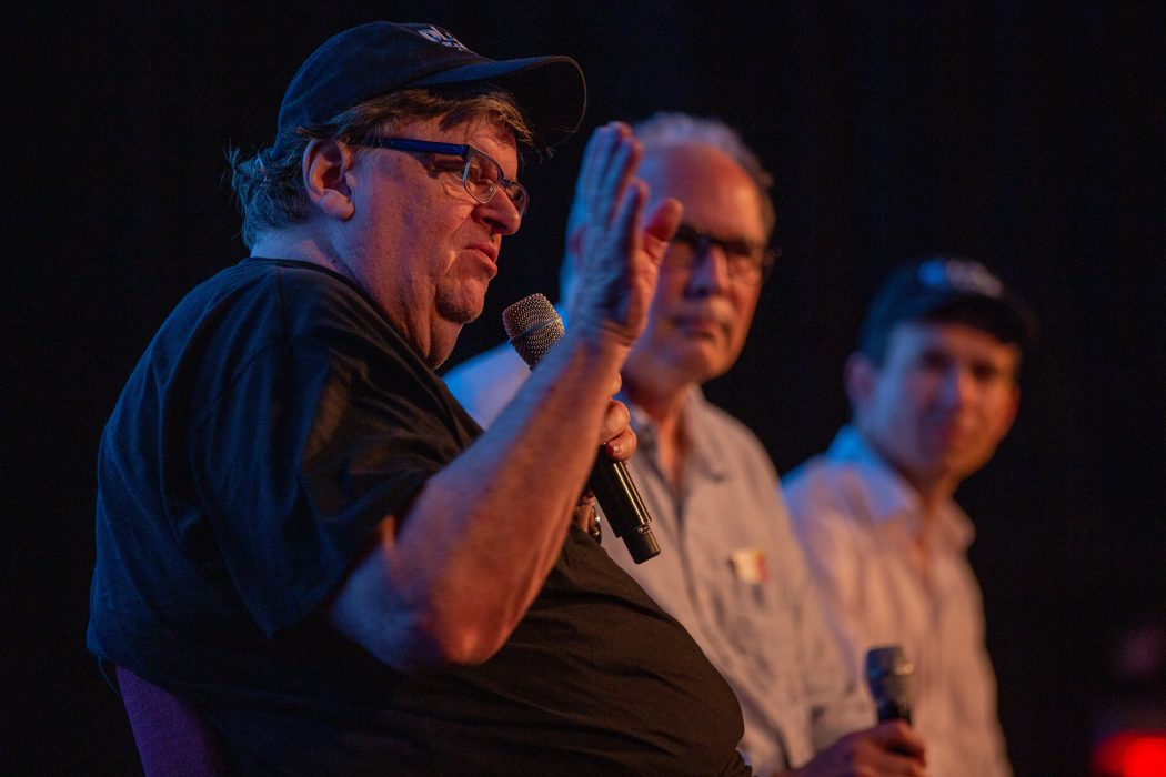 Michael Moore (t v) är exekutiv producent för Planet of the humans, som kritiserar förnybar energi.