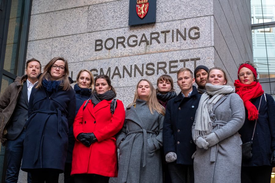 Aktivister från Greenpeach, Natur och ungdom och Koalisjonen klimasøksmål Arktis har stämt norska staten.