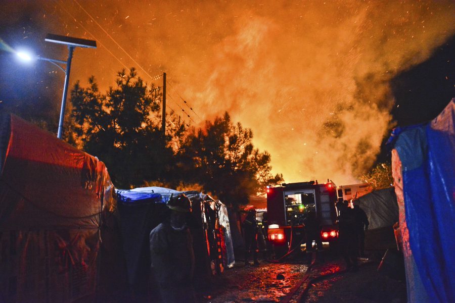 I oktober brann det också på Samos, då efter bråk mellan de boende – olika nationaliteter samsas om små ytor och spänningarna ökar i alltid i takt med kraftigt försämrade levnadsförhållanden.