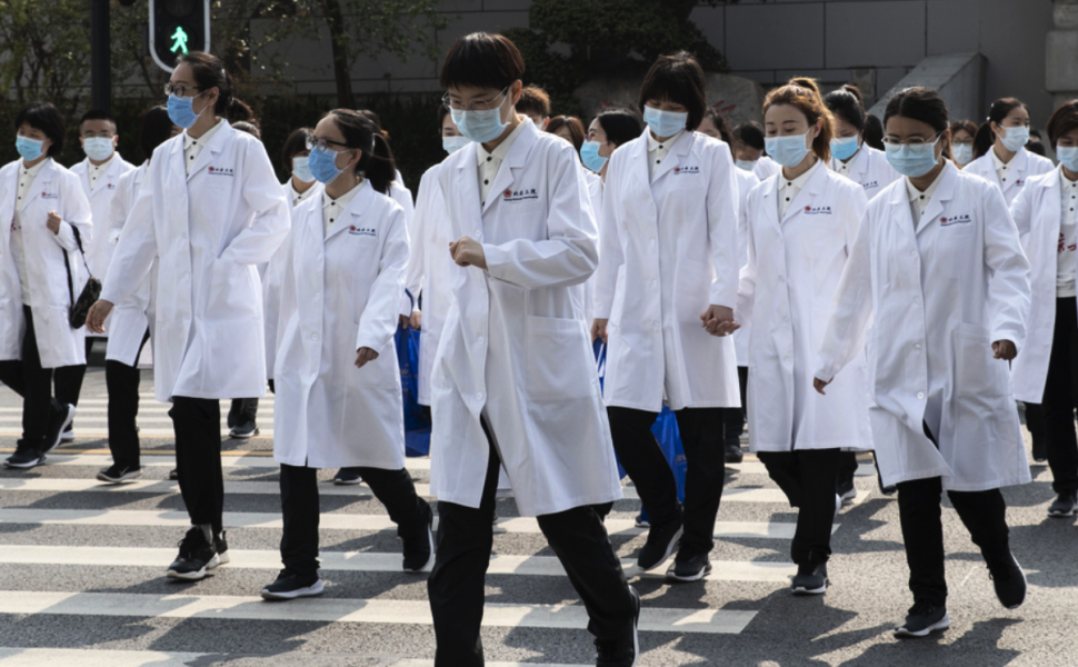 Sjukvårdspersonal från Peking på promenad.