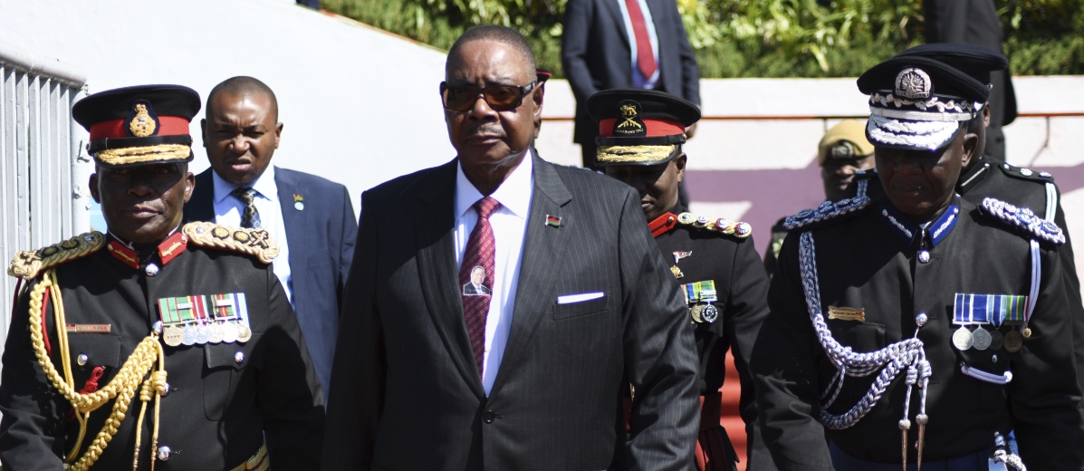 Peter Mutharika under ceremonin i maj i fjol då han för andra gången svors in som Malawis president.
