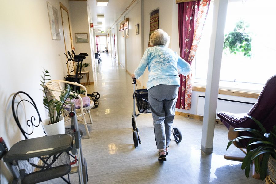 Det behövs bättre skydd för äldre inom äldrevården, skriver debattörerna.