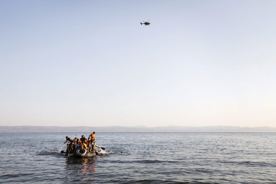 En grupp på drygt 40 syriska och afghanska flyktingar närmar sig Lesbos norra kust, övervakade av den grekiska kustbevakningen, augusti 2015.