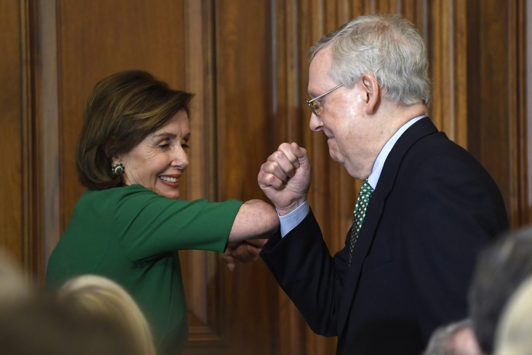 Representanthusets demokratiska talman Nancy Pelosi och senatens republikanske majoritetsledare Mitch McConnell i USA gör en virushälsning.