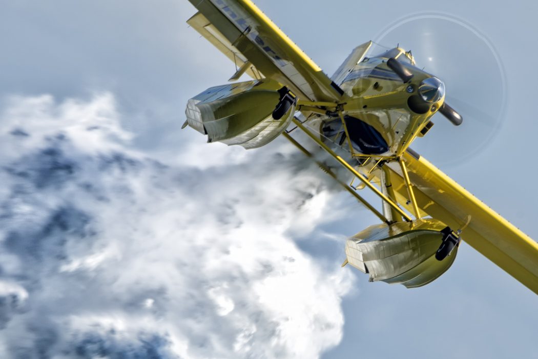Tjänsten som MSB köper av Saab innebär att bolaget förser myndigheten med två vattenskopande flygplan, tillhörande besättning och annan nödvändig logistik.