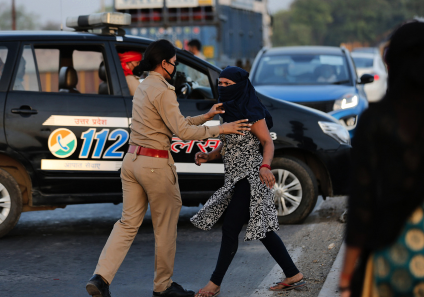 En kvinna som vägrat stanna vid en kontroll i delstaten Uttar Pradesh grips av polisen.