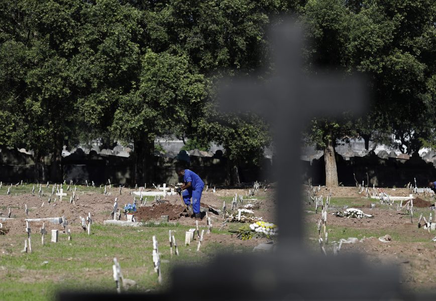 En kyrkogårdsarbetare gräver nya gravar i Rio de Janeiro.