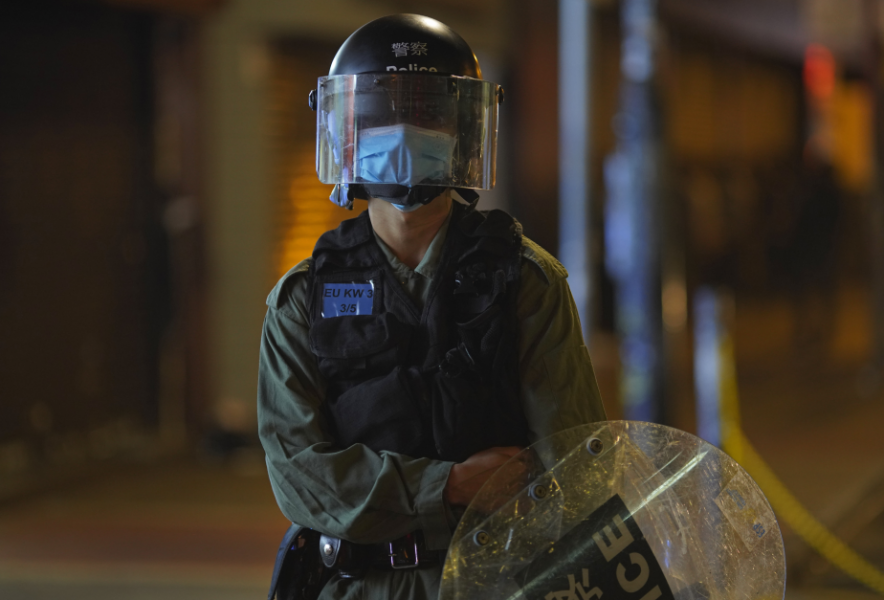 Över 200 demonstranter greps av polis natten till måndagen i Hongkong.