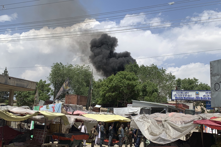 Rök stiger upp från ett sjukhus i Kabul som har attackerats.