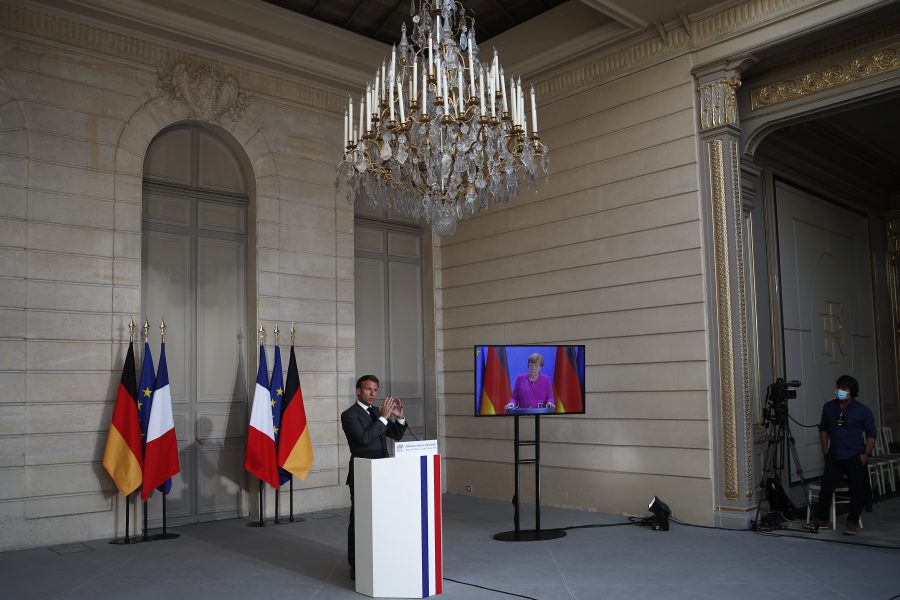 Frankrikes president Emmanuel Macron möter pressen i Paris, medan den tyska förbundskanslern Angela Merkel är med på länk från Berlin.