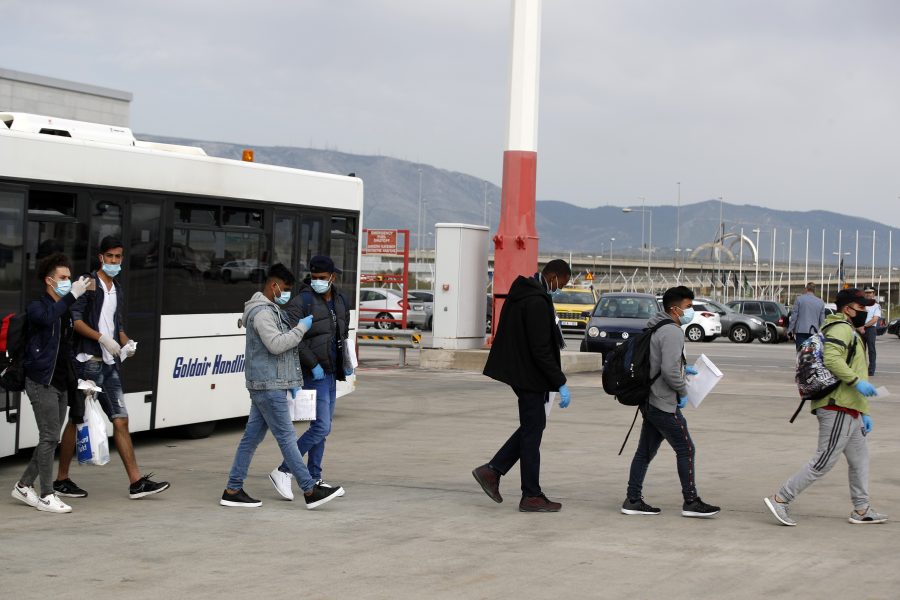 34 vuxna flyktingar och 16 minderåriga flögs till Storbritannien från Grekland den 11 maj, de hade alla anhöriga i landet.