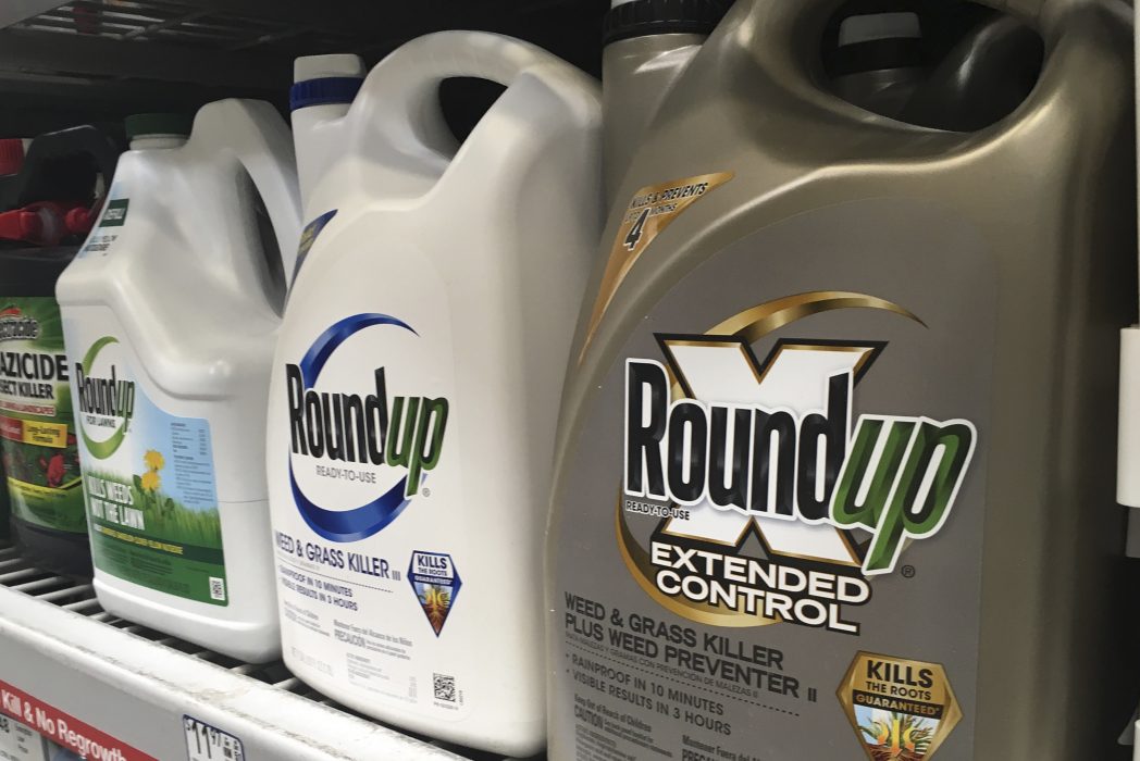 Hundratusentals människor har stämt Bayer för att de menar att ogräsmedlet Roundup givit dem cancer.