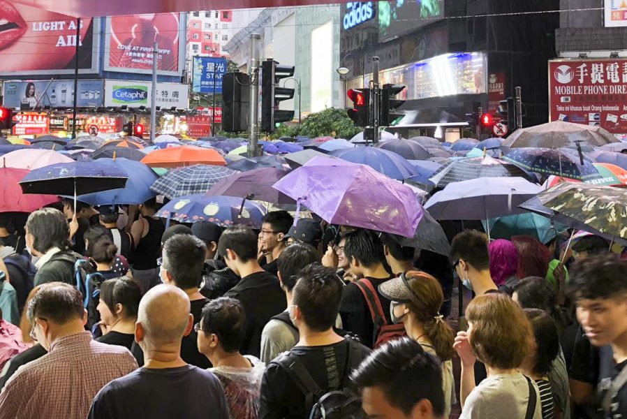 Människor demonstrerar i Hongkong mot Fastlandskinas stärkta grepp över Hongkong i augusti förra året.