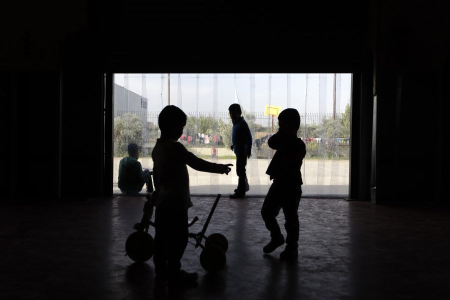 HRW kommer med stark kritik mot hur Grekland behandlar ensamkommande barn.