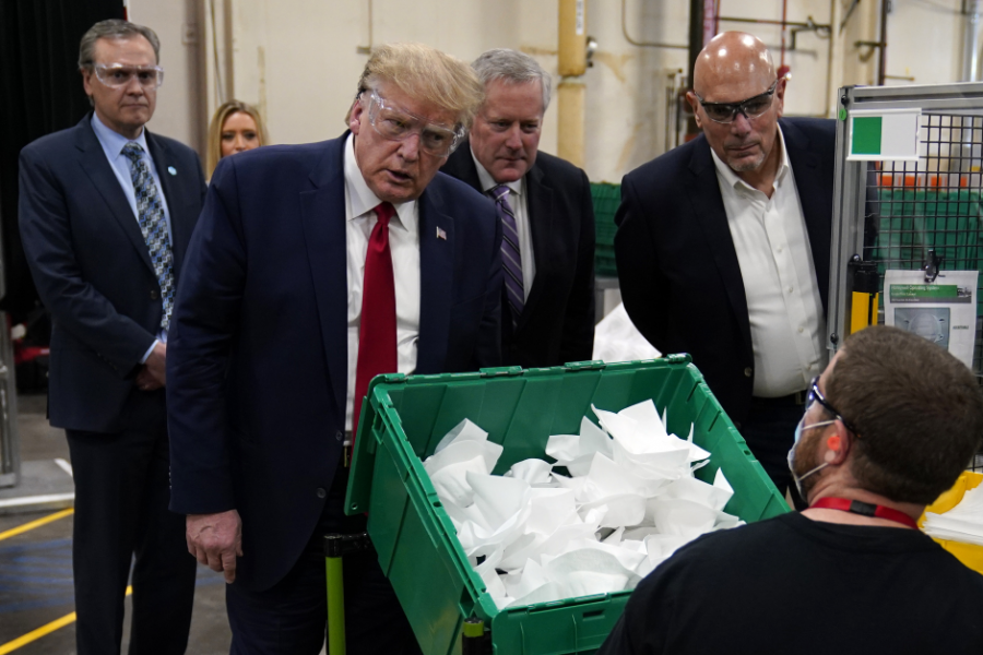 USA:s president Donald Trump visas runt på Honeywell Internationals fabrik där ansiktsmasker tillverkas.