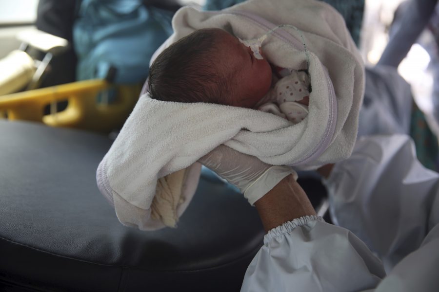 En bebis förs i väg med ambulans efter attacken mot förlossningskliniken i Kabul i tisdags.