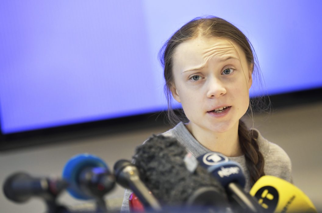 Greta Thunberg håller presskonferens.