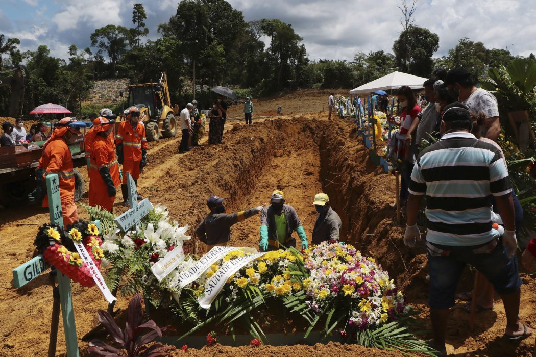 I Maunas i Amazonas läggs människor som dött i covid-19 nu i massgravar.