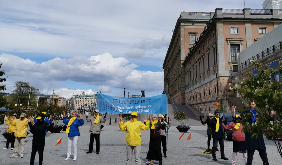 På lördagar vid klockan 12 brukar utövare av Falun gong träffas utanför riksdagen och slottet i Stockholm.