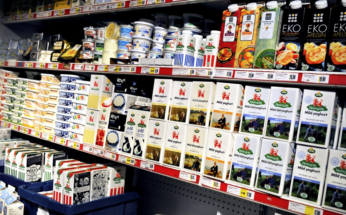 Går det åt en hel liter? En ny studie visar att stora förpackningar får oss att slänga mer mat.