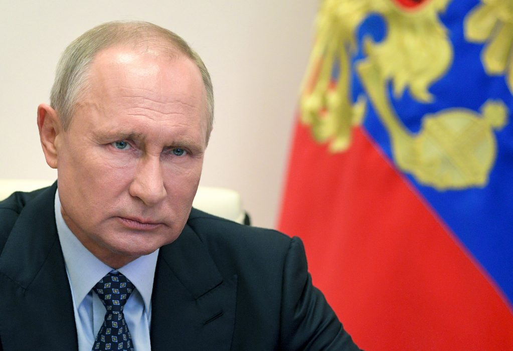Rysslands president Vladimir Putin har många skäl att ogilla det nya coronaviruset – inställd folkomröstning och fallande oljepris är några av dem.