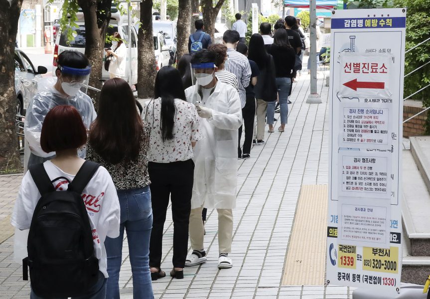Människor som misstänker att de har smittats av coronaviruset väntar för att testas i Seoulförorten Bucheon på torsdagen.