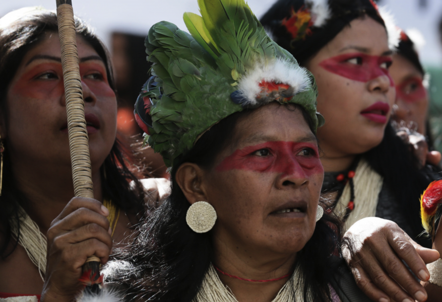 En kvinna från Waoranifolket vid en demonstration i Quito.
