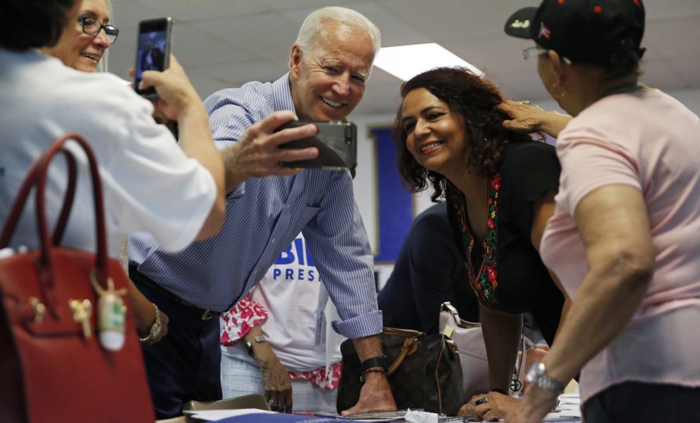 Joe Biden passar på att ta en selfie med en väljare under ett valmöte i elektricitetsarbetarfackets lokaler i Ohio.
