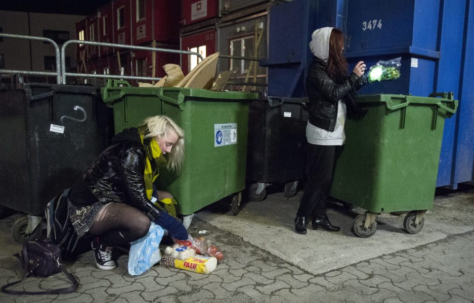 "Dumpstrare" räddar fullt ätbar mat från att kastas genom att ta den från en livsmedelsbutiks soptunnor,.