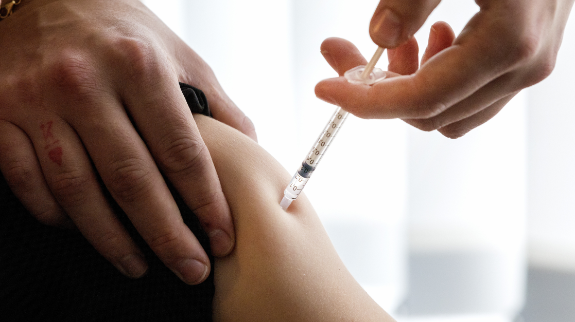 Även pojkar kommer nu att erbjudas hpv-vaccin.