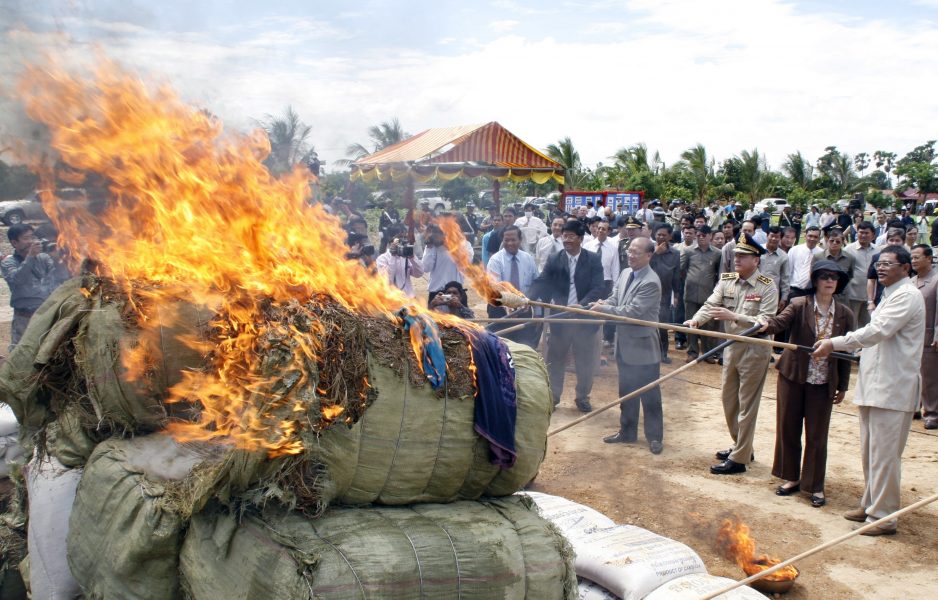 Tre ton olika slags droger bränns efter razzior i Kambodja, bild från 2009.