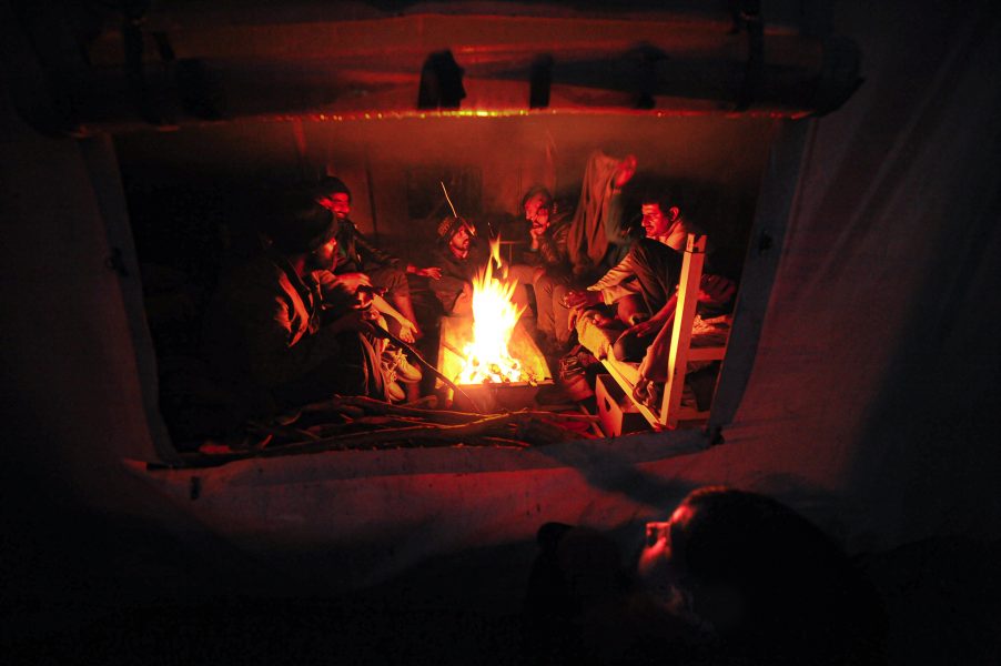 Flyktingar värmer sig i norra Bosnien.