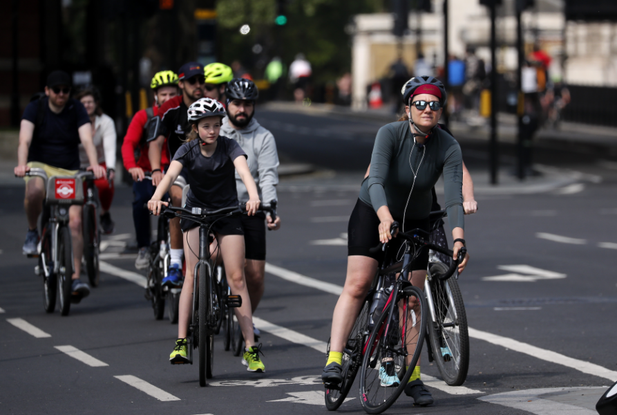 Fler tar cykeln i pandemins London.