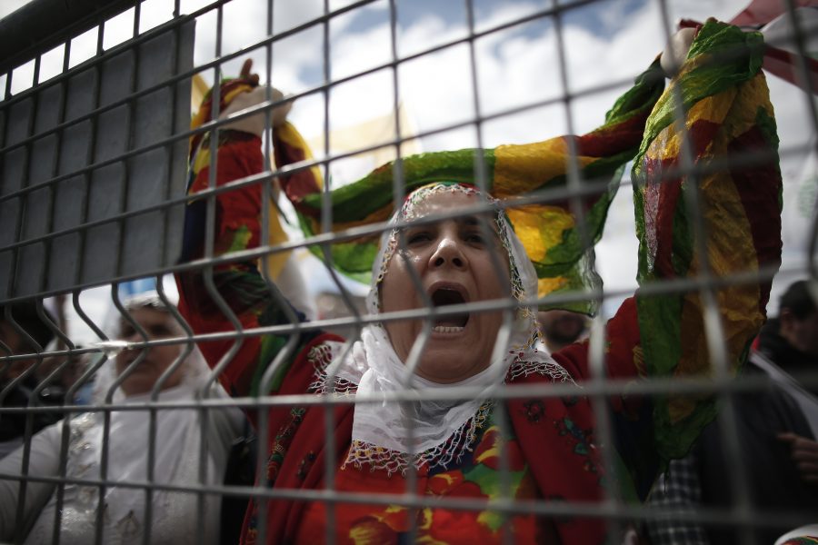 En kvinna under en demonstration till stöd för det prokurdiska partiet HDP inför lokalvalen i mars 2019.