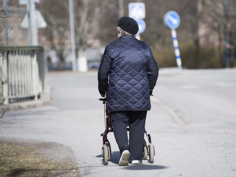 Bedrägerier mot äldre har minskat med en femtedel jämfört med samma period förra året.