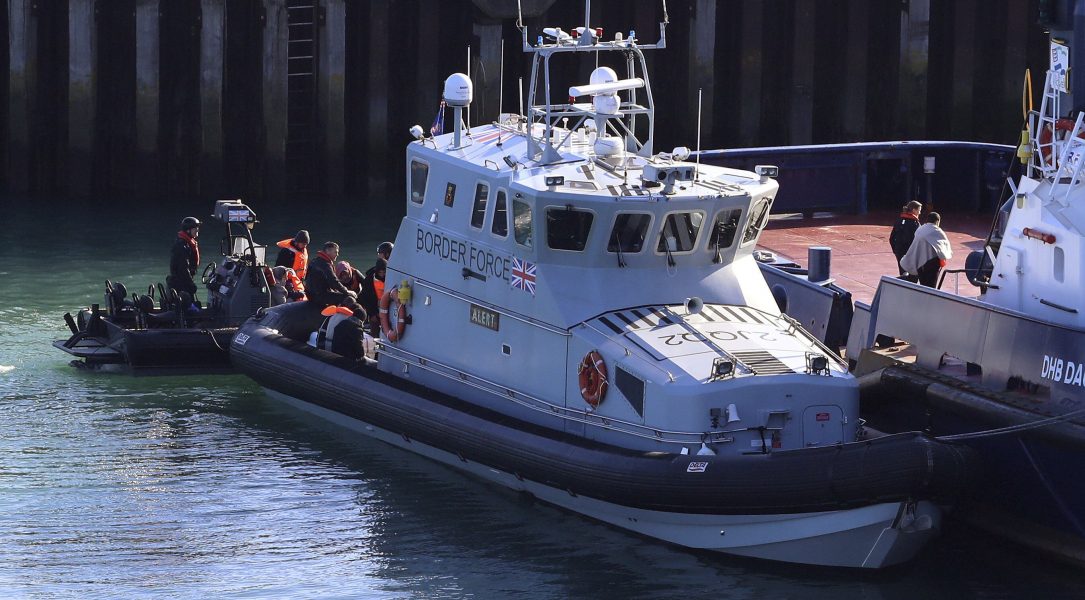 Brittisk gränspolis tidigare i år, den 7 februari, när de fann en båt med flyktingar ombord i den Engelska kanalen.