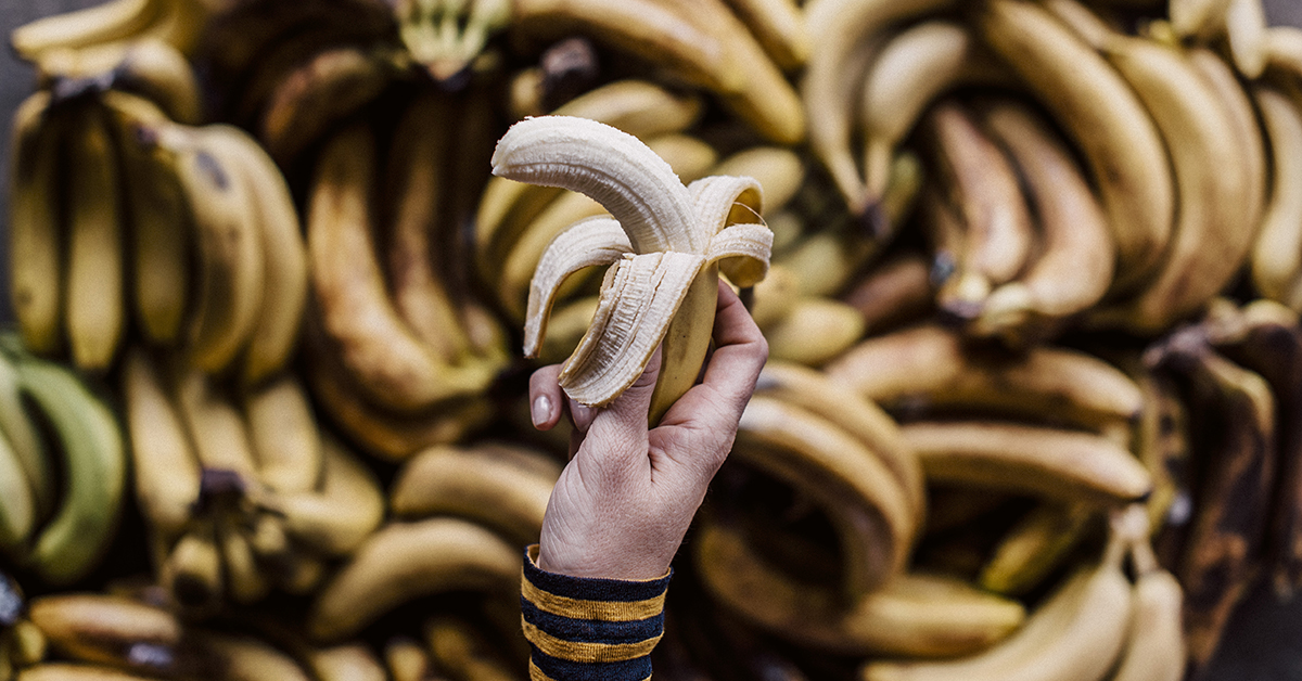 Bananer med fläckar ratas i butiken.
